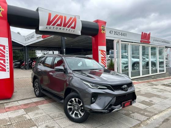 TOYOTA HILUX SW4 2.8 D-4D TURBO DIESEL SRX PLATINUM 7L 4X4 AUTOMÁTICO TOYOTA HILUX SW4 2.8 D-4D TURBO DIESEL SRX PLATINUM 7L 4X4 AUTOMÁTICO